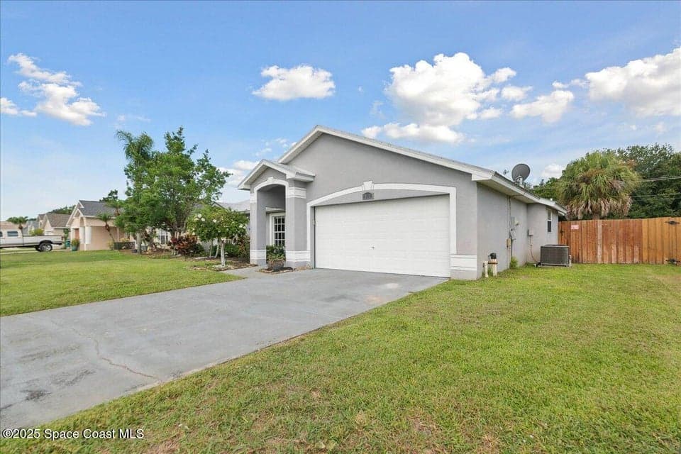 897 Hunters Creek Drive, Melbourne, FL 32904 photo 2