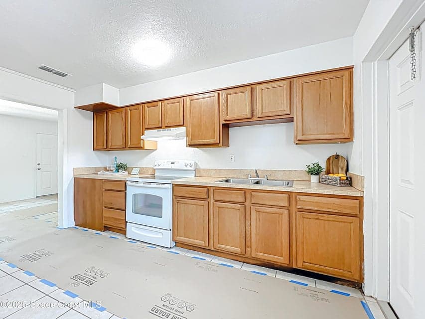 335 N Brevard Avenue, Cocoa Beach, FL 32931 photo 6
