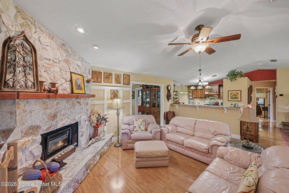 1810 Whispering Oaks Circle, Melbourne, FL 32934 photo 4