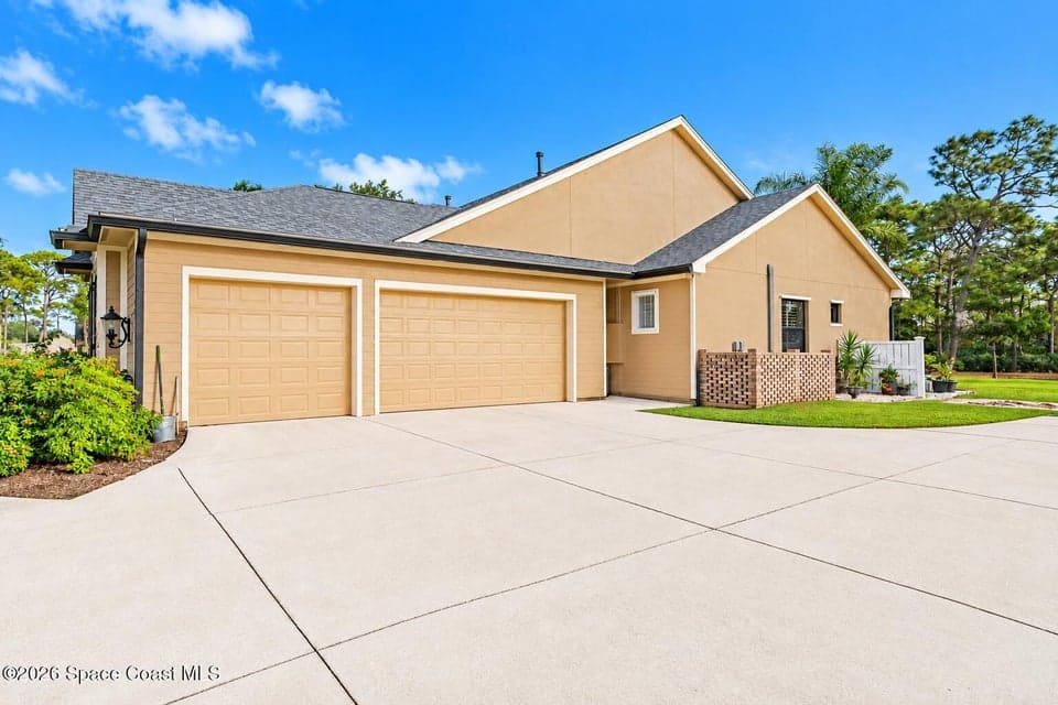 Home for sale at 3935 Turkey Point Drive, Melbourne, FL 32934 – 4 bed, 4 bath, photo 4
