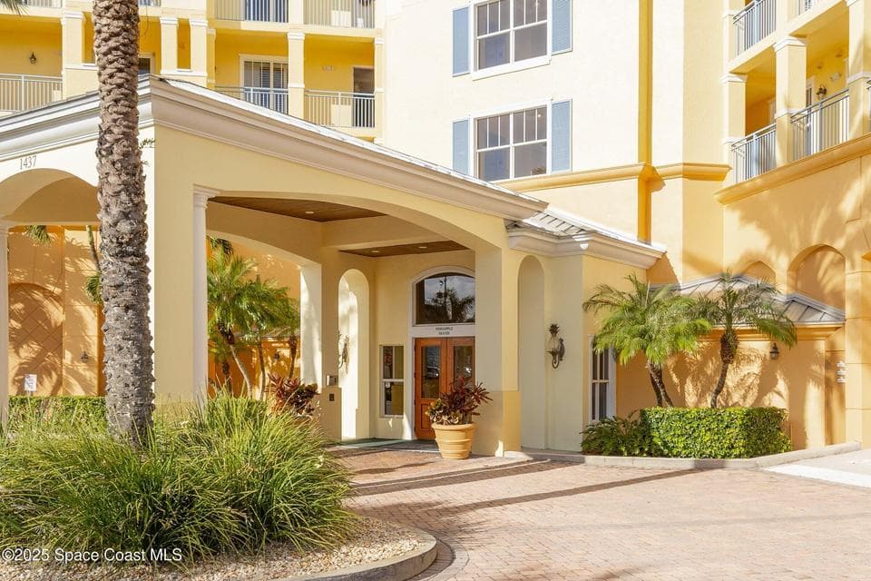 Condo for sale at 1437 Pineapple Avenue 302, Melbourne, FL 32935 – 3 bed, 3 bath, photo 3