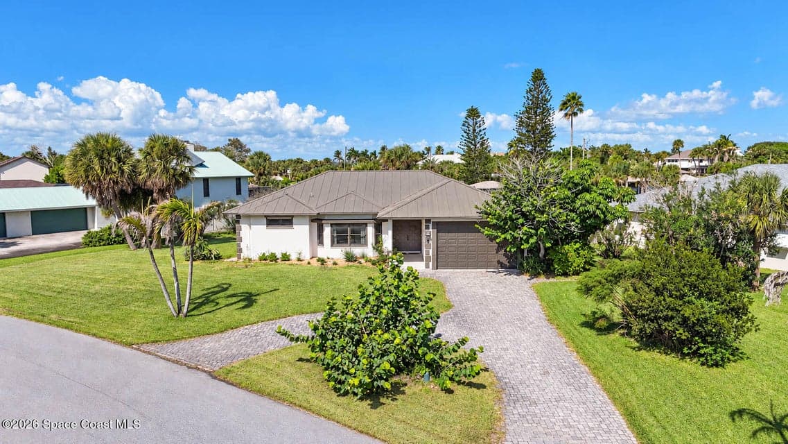 Home for sale at 380 Lakeview Drive, Melbourne Beach, FL 32951 – 4 bed, 2 bath, photo 4