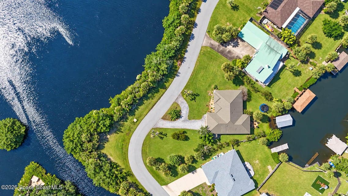 Home for sale at 380 Lakeview Drive, Melbourne Beach, FL 32951 – 4 bed, 2 bath, photo 5