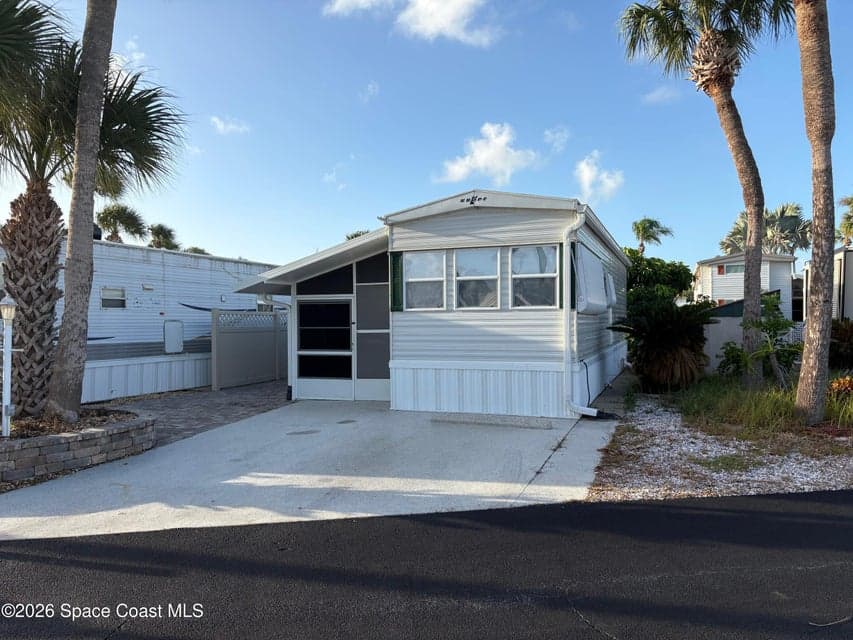 Home for sale at 573 Carousel Lane 284, Melbourne Beach, FL 32951 – 1 bed, 1 bath, photo 3