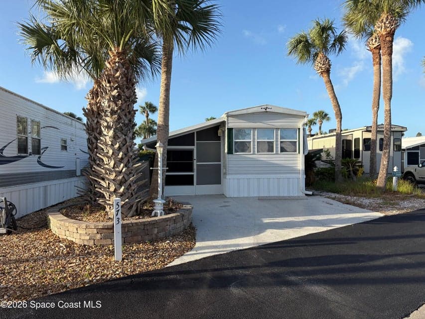 Home for sale at 573 Carousel Lane 284, Melbourne Beach, FL 32951 – 1 bed, 1 bath, photo 2